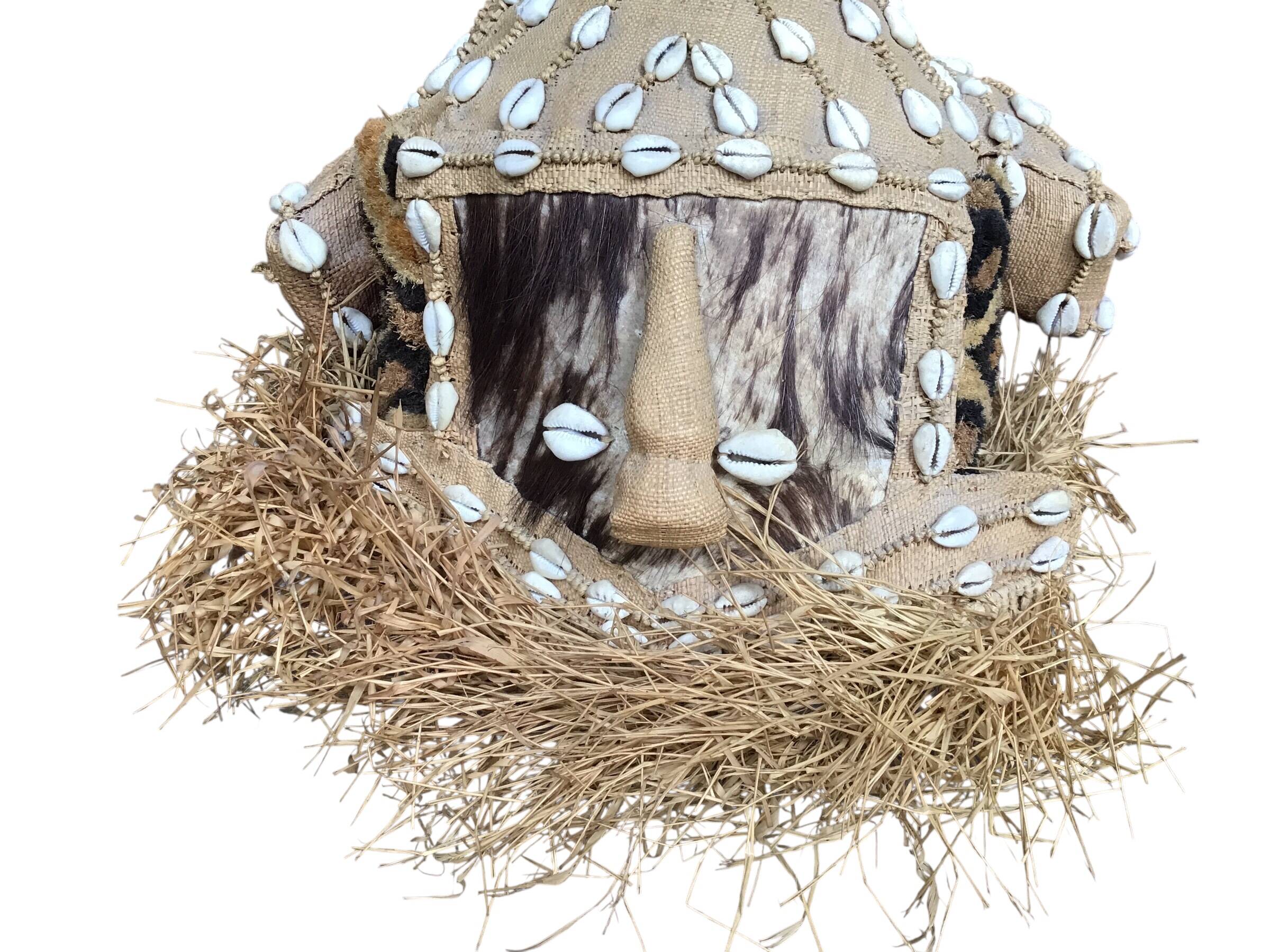 Masque-heaume éléphant Kuba Mukyeem / Mukenga – Congo – Cauris & raphia