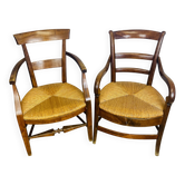 Paire de fauteuils en noyer non semblables