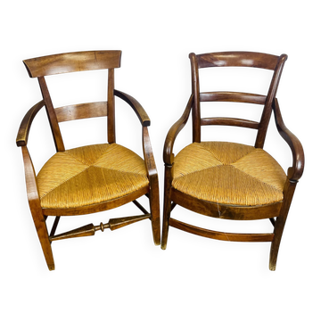 Paire de fauteuils en noyer non semblables