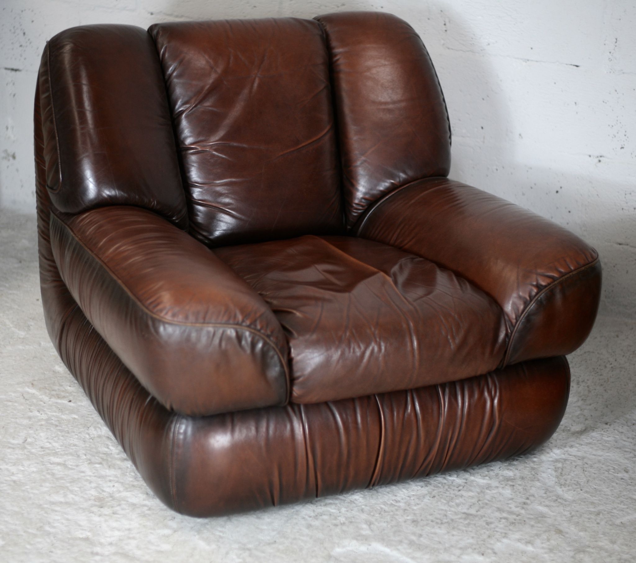 Ensemble fauteuil et table basse cuir, Italie, circa 1970. space age