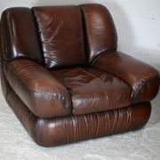 Ensemble fauteuil et table basse cuir, Italie, circa 1970. space age