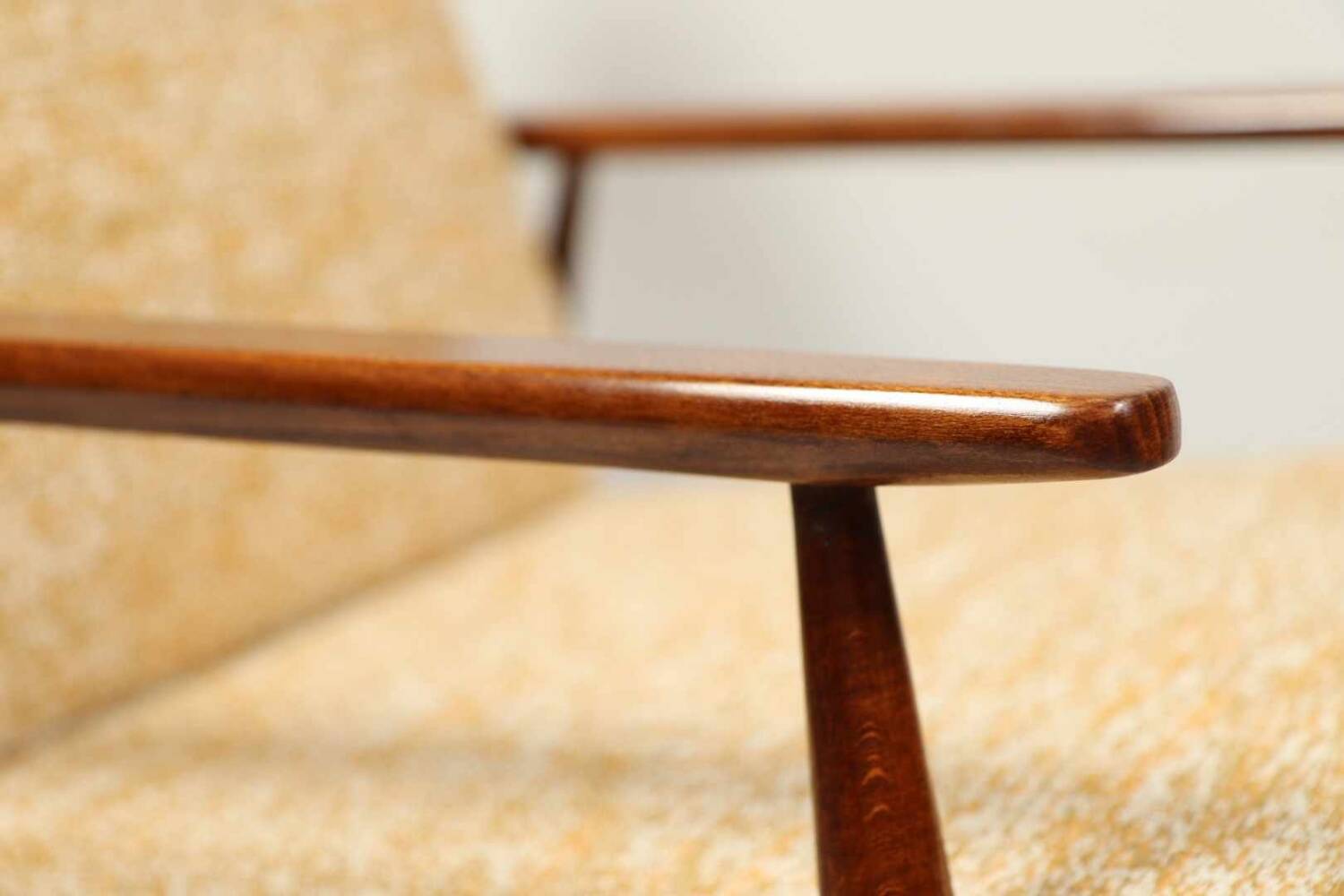 Fauteuil vintage jaune de style scandinave moderne