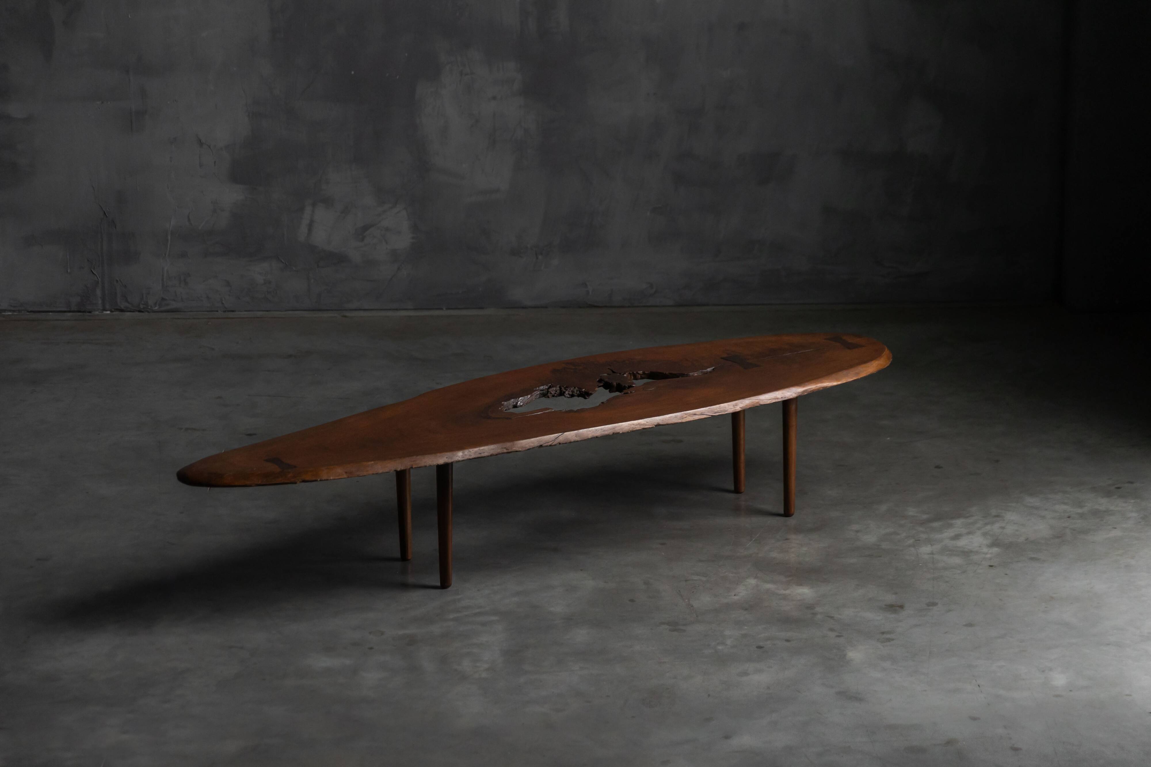 Table basse moderne organique avec vide naturel, France, milieu du 20e siècle