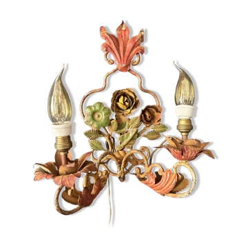 Italian Florentine wall light in painted sheet metal with flowers, 1950s.