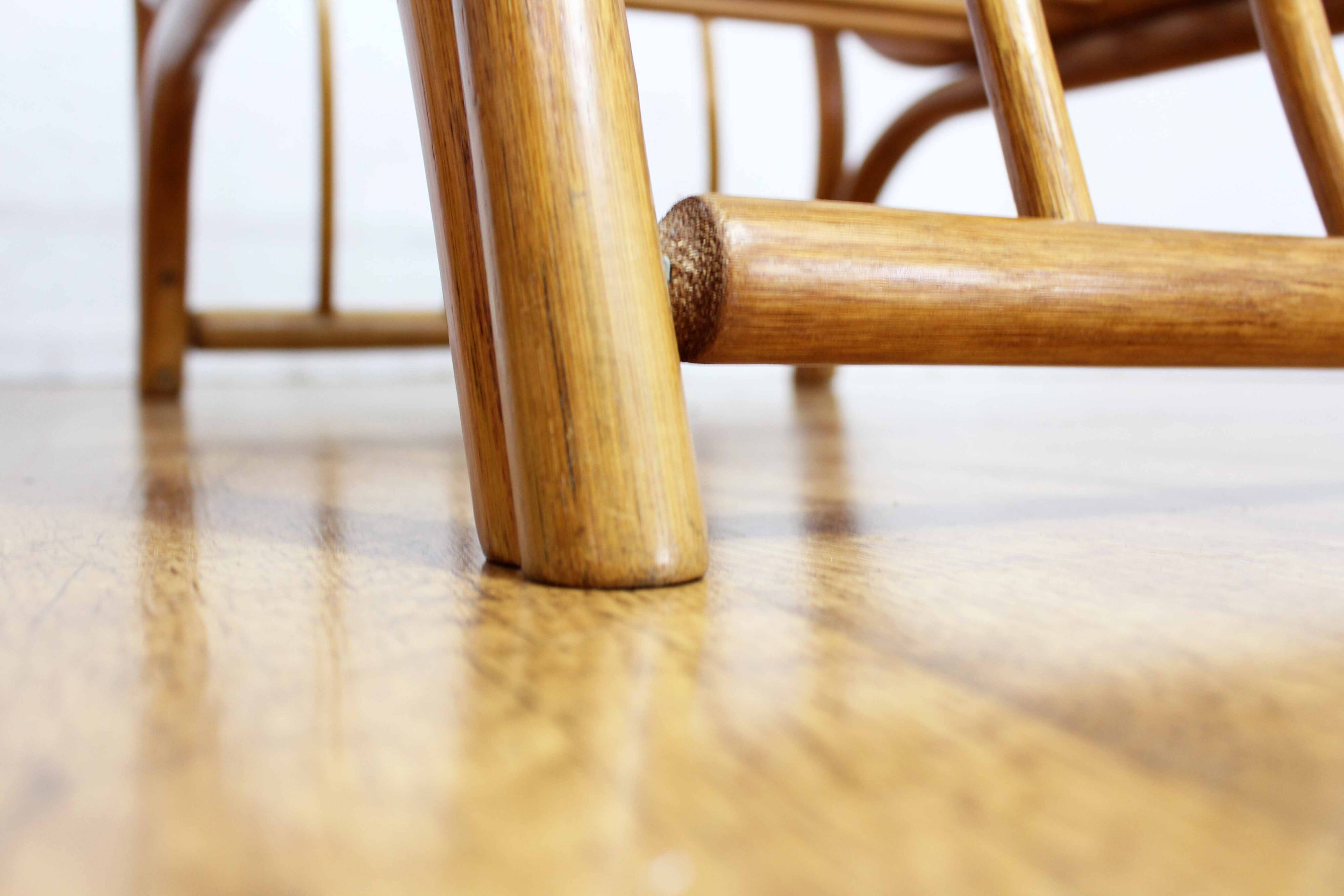 Table basse en rotin et verre