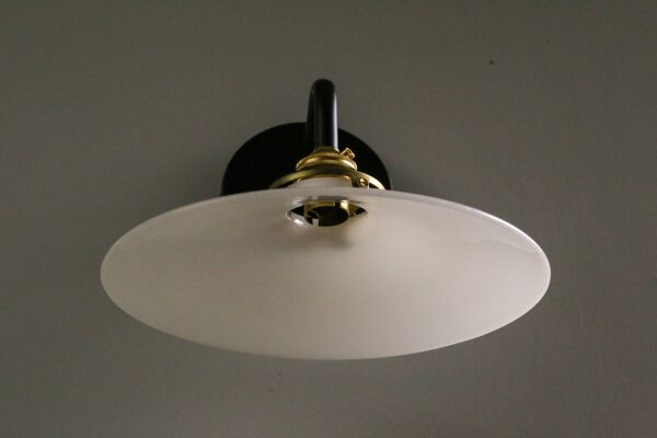 Applique murale en opaline blanche - douille et bras laiton, support metal