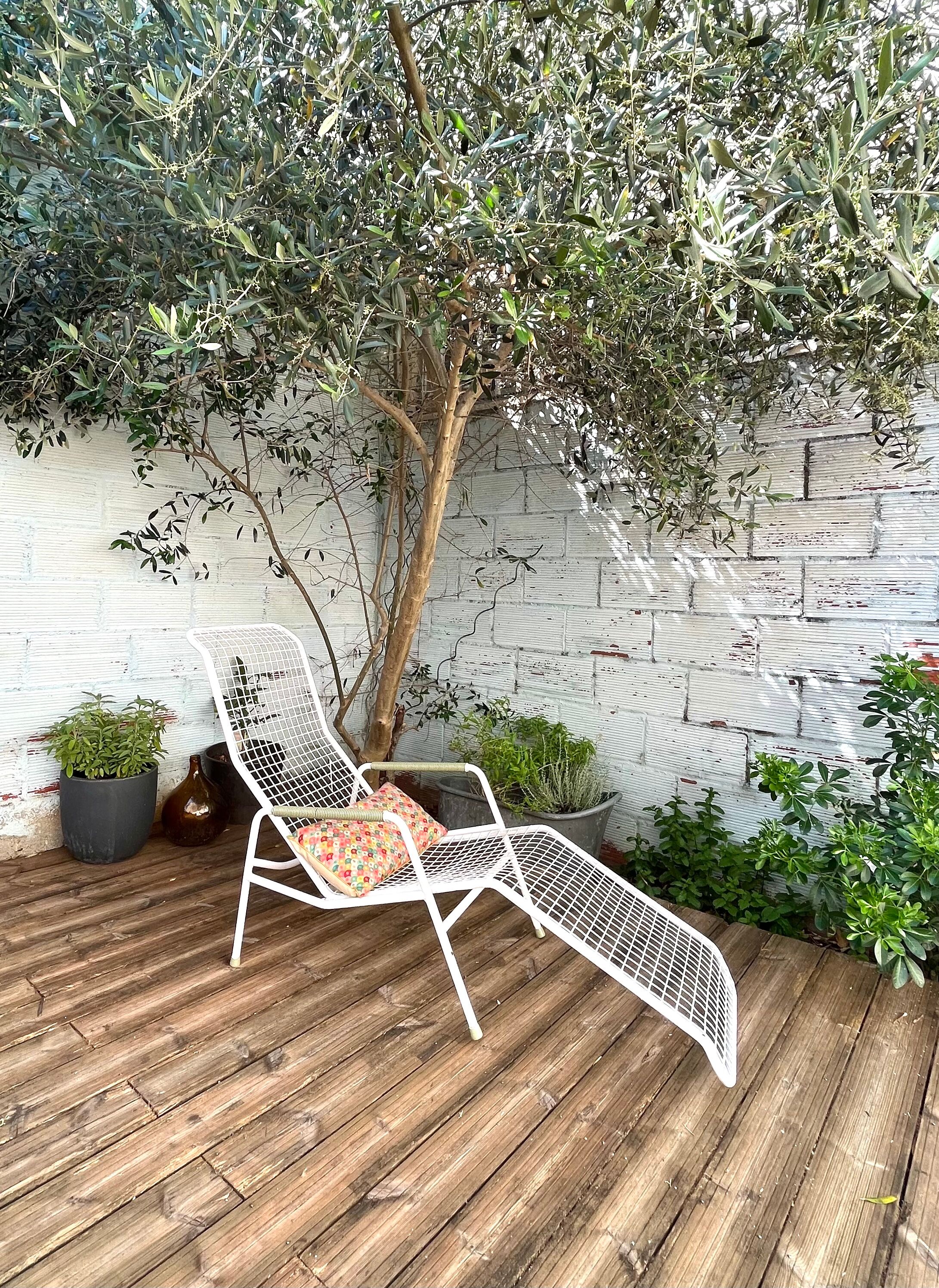 Vintage wired metal chaise longue