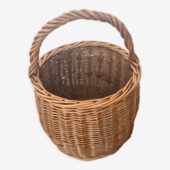 Round wicker basket: handmade
