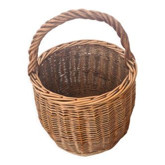Round wicker basket: handmade
