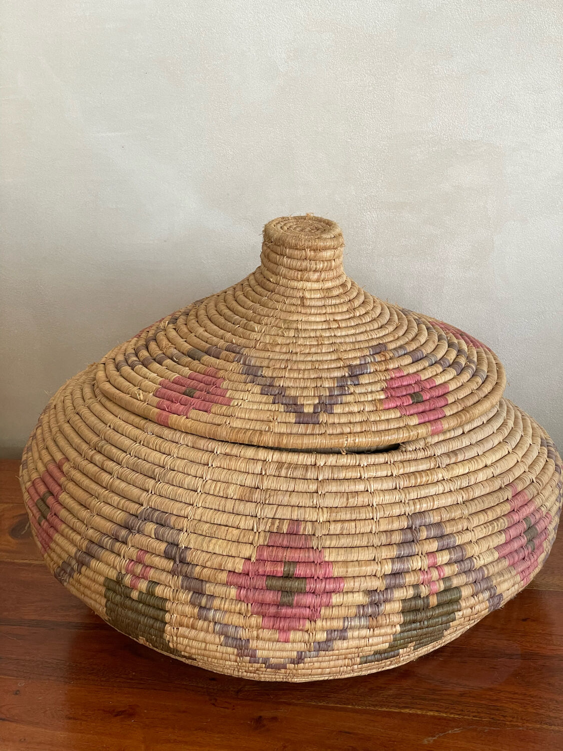 Raffia basket with lid