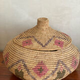 Raffia basket with lid