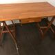 Bureau en bois sur tréteaux 1960