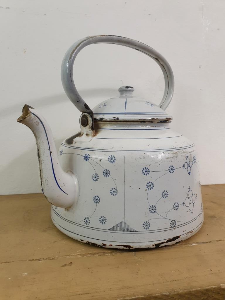 Antique enamelled kettle - Vintage kettle