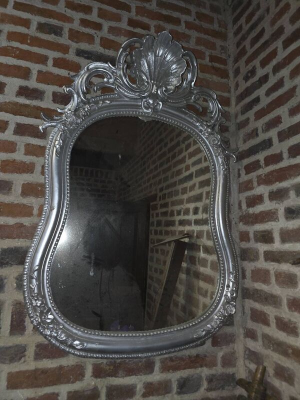 Miroir style louis xv avec coquille patiné argenté