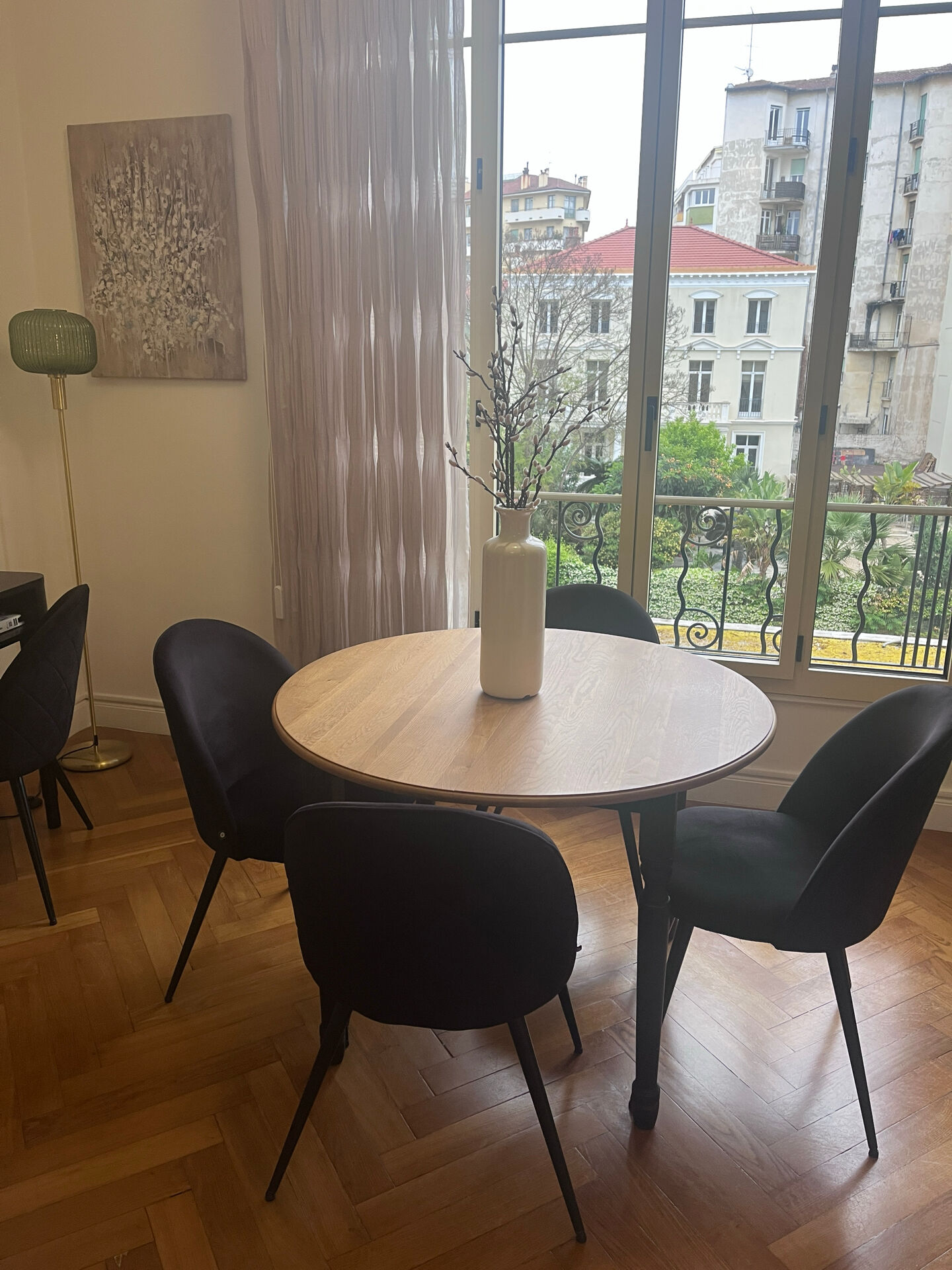 Extendable dining table for 4-8 people.