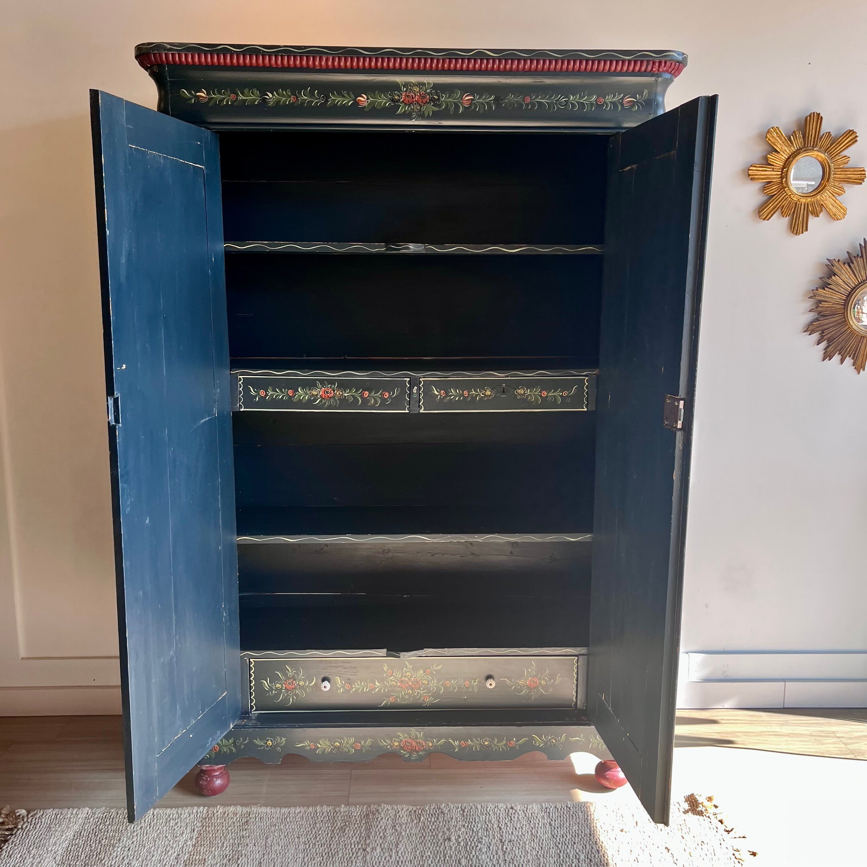 Biedermeier wardrobe hand-painted with Dutch folklore Hindelooper.