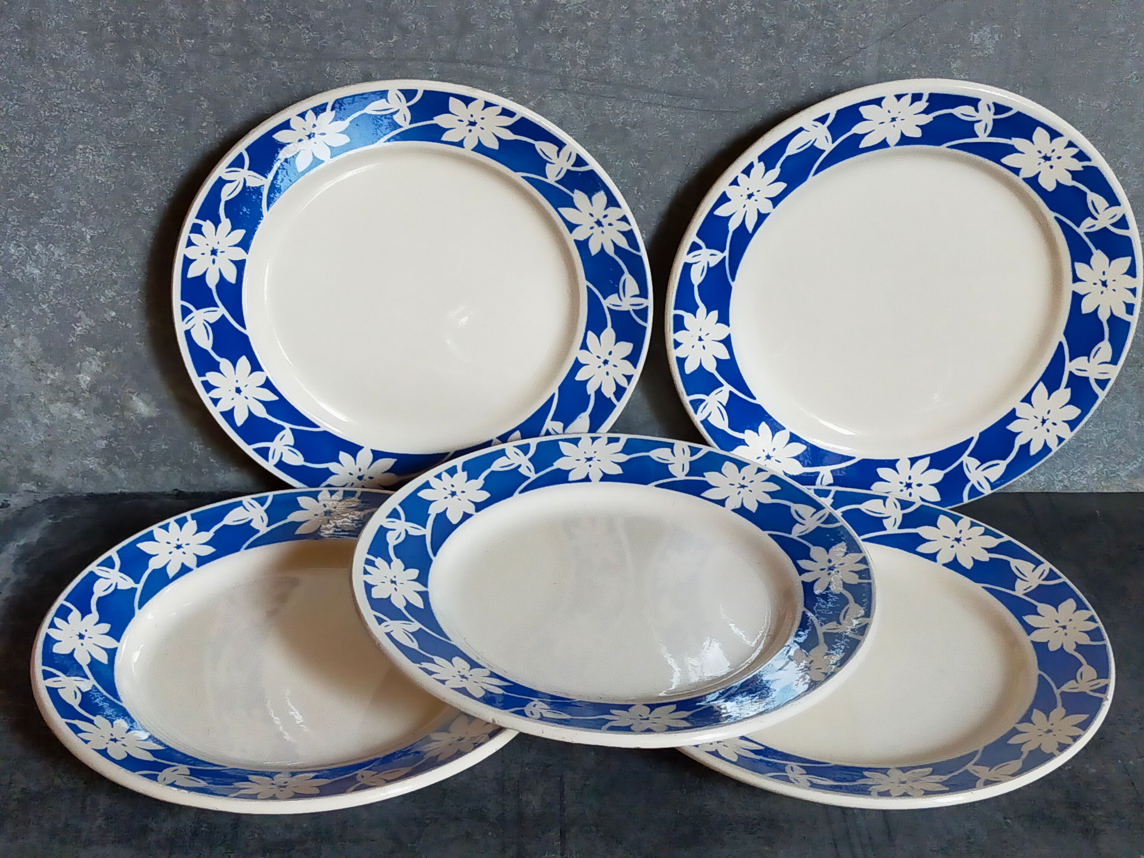 Cinq assiettes à dessert de Badonviller aux fleurs