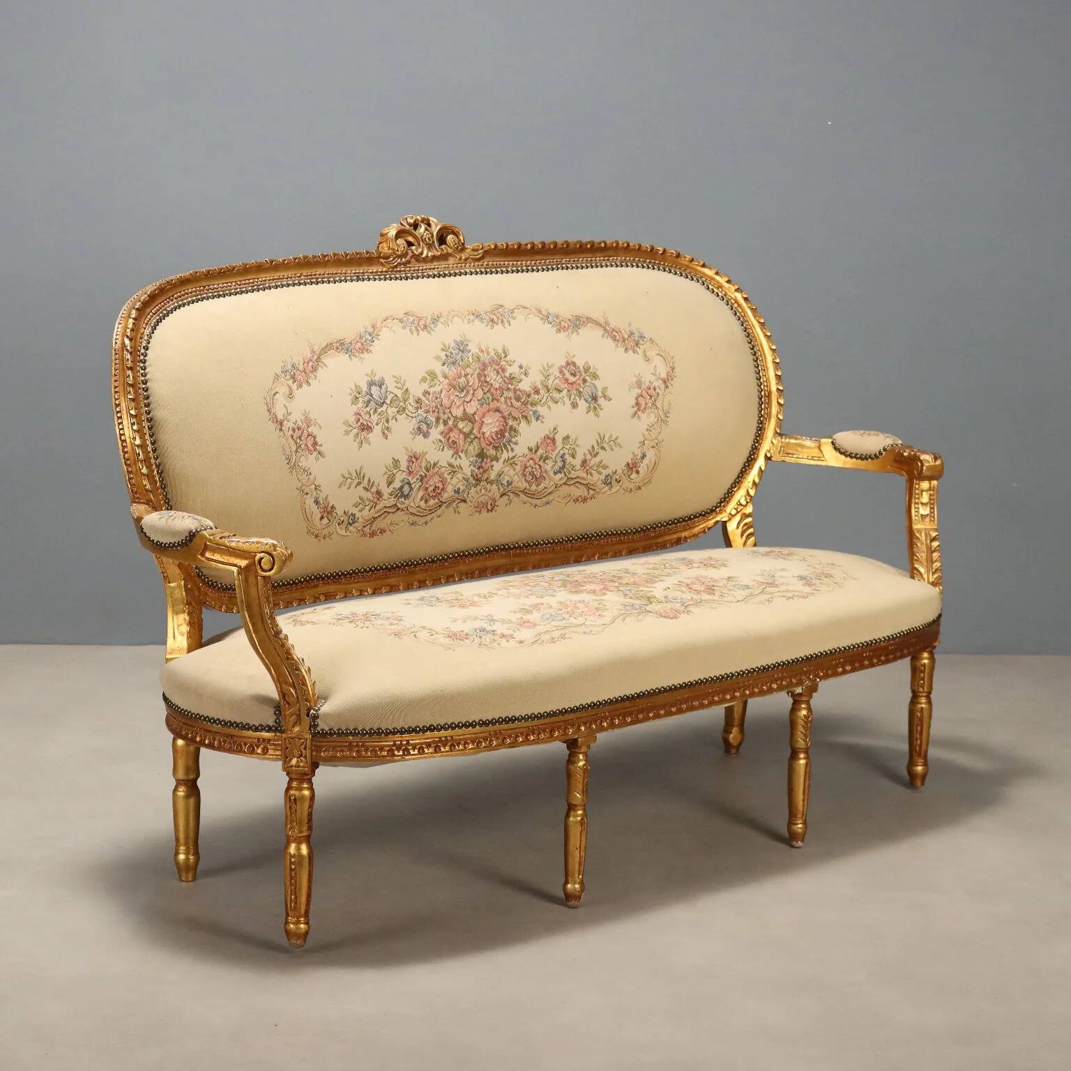 Neoclassical canapé in gilded wood