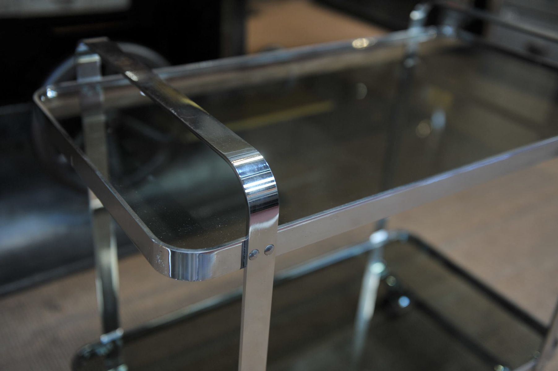 Service bar trolley in chrome metal and 1970s glass