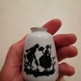 Small porcelain soliflore representing silhouettes couple 18th century