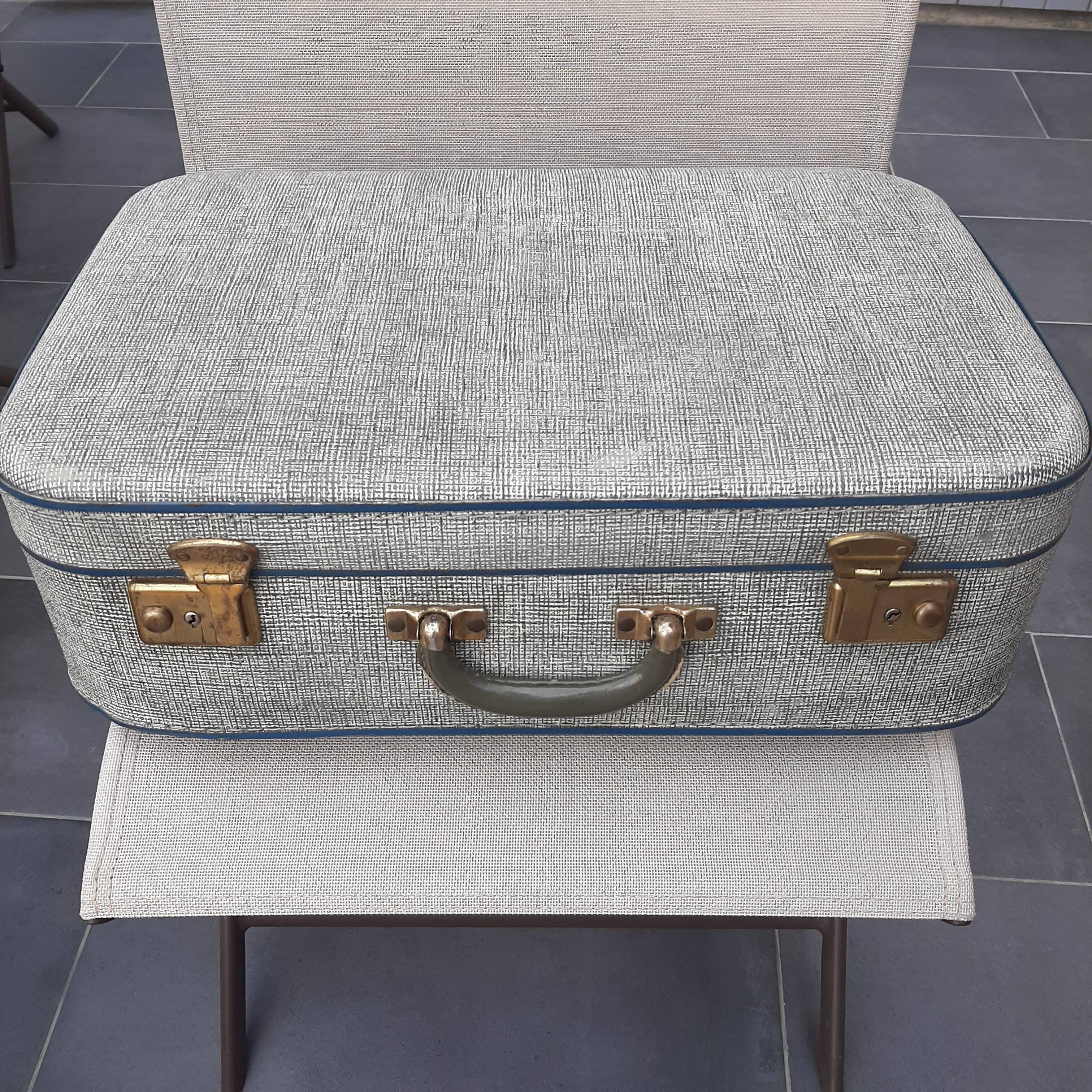 Valise en carton bleue chinée vintage