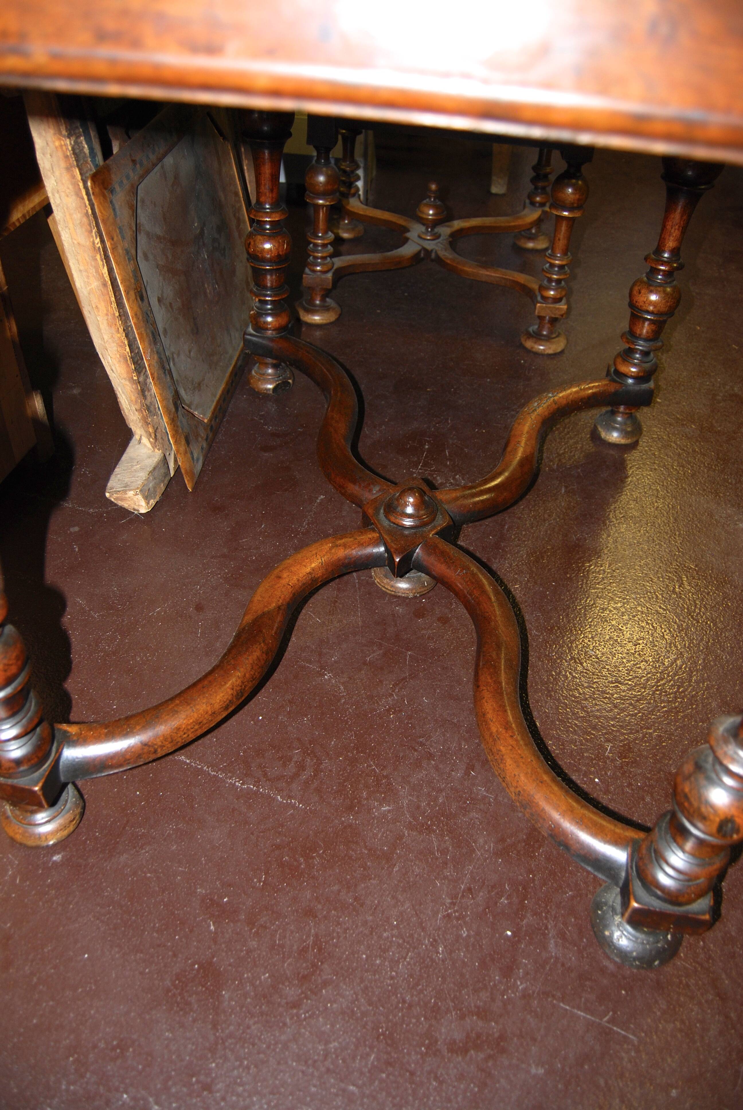 Table à écrire Louis XIII en noyer, pieds tournés en balustre entretoise en x.