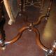 Table à écrire Louis XIII en noyer, pieds tournés en balustre entretoise en x.