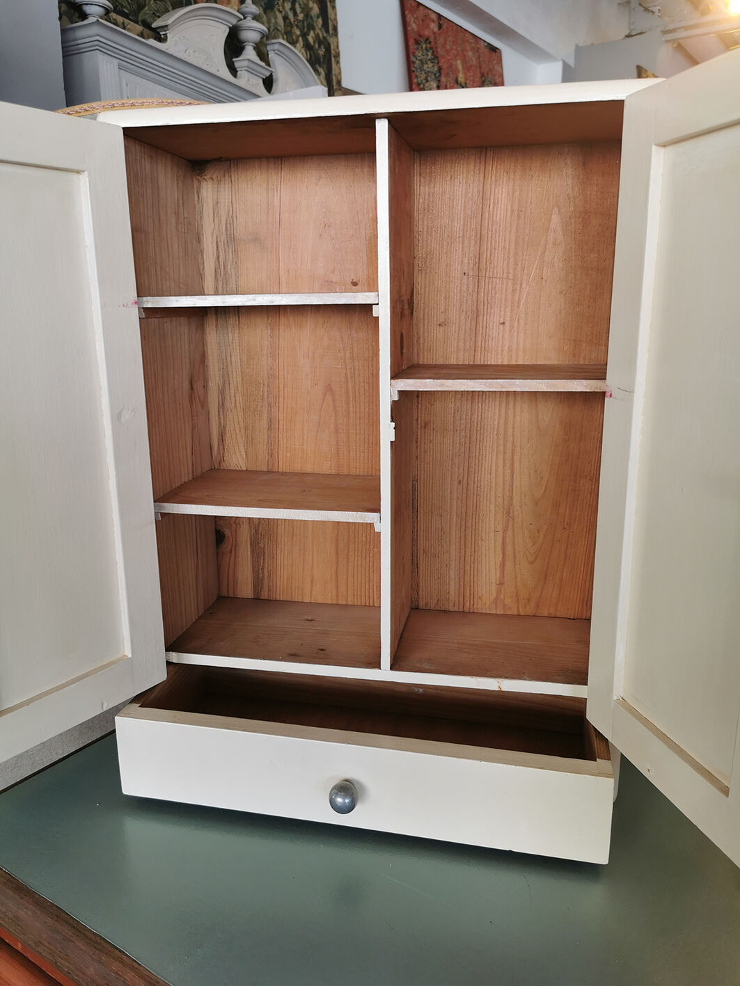 Armoire à pharmacie
