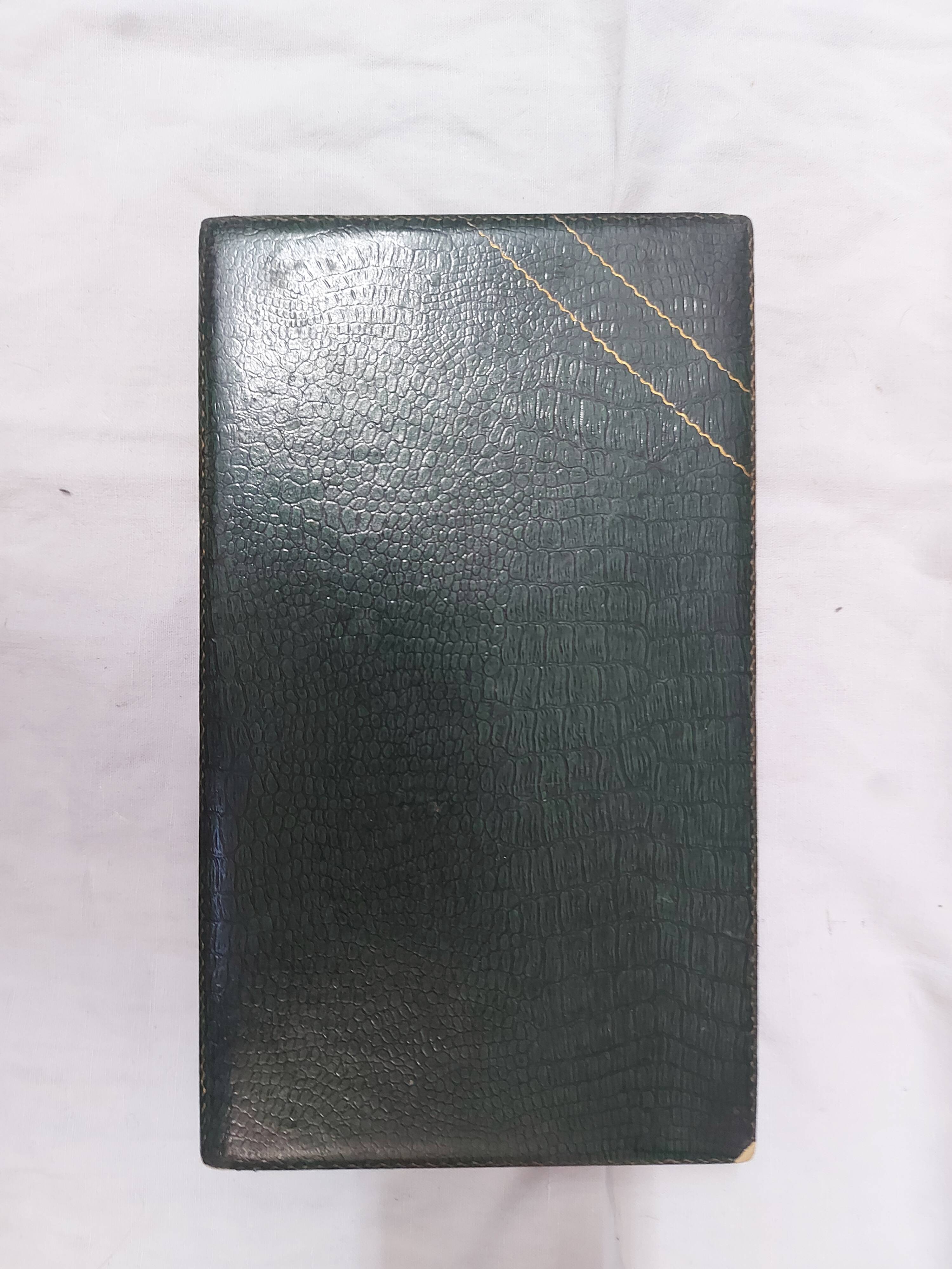 12 mother-of-pearl knives, early mid-20th century