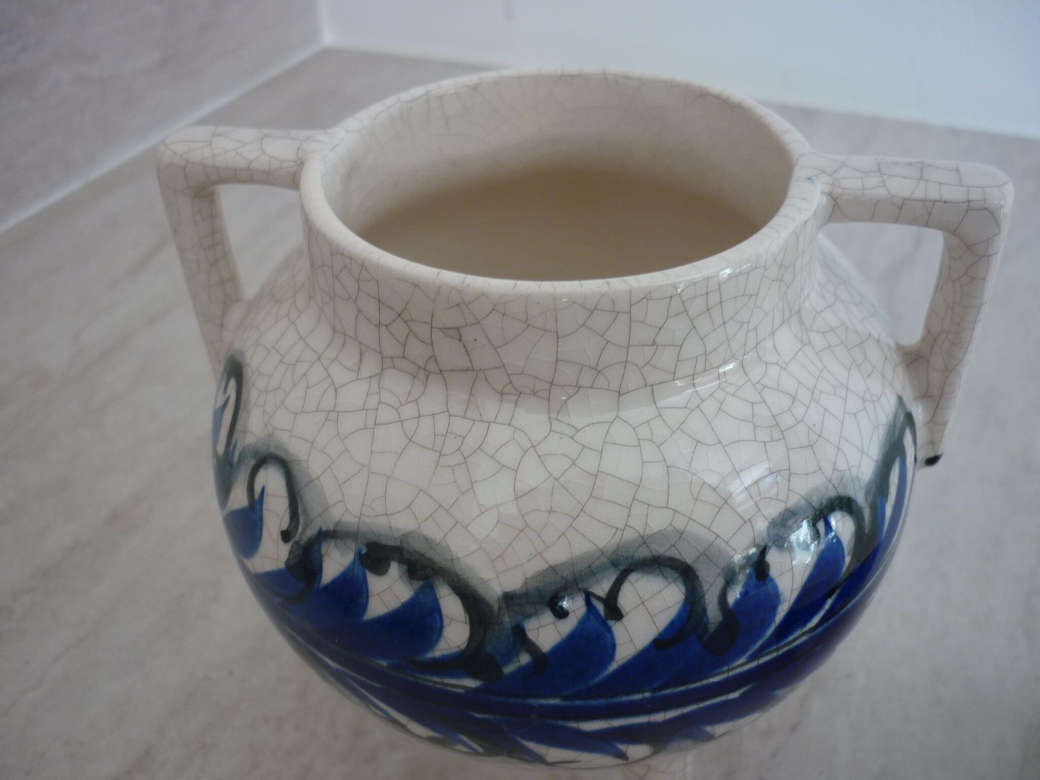 Cracked tripod ball with lid and handles