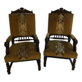 Grand fauteuil / trône ancien en noyer sculpté à têtes de lions.