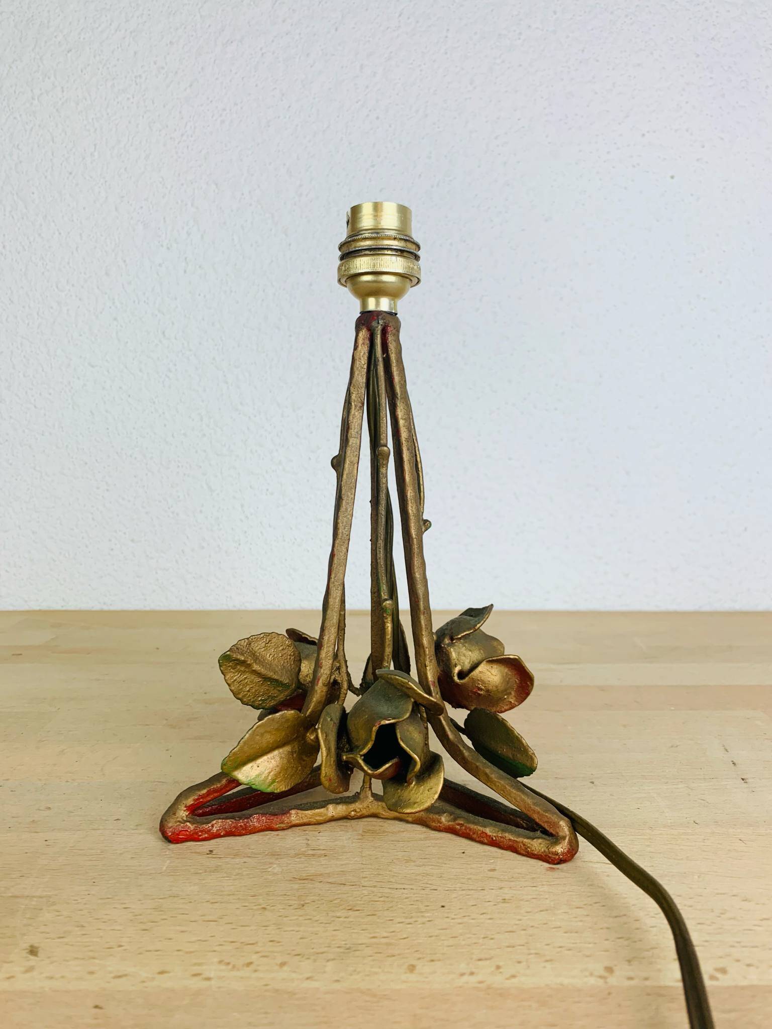 Art Deco lamp in gilded wrought iron with roses