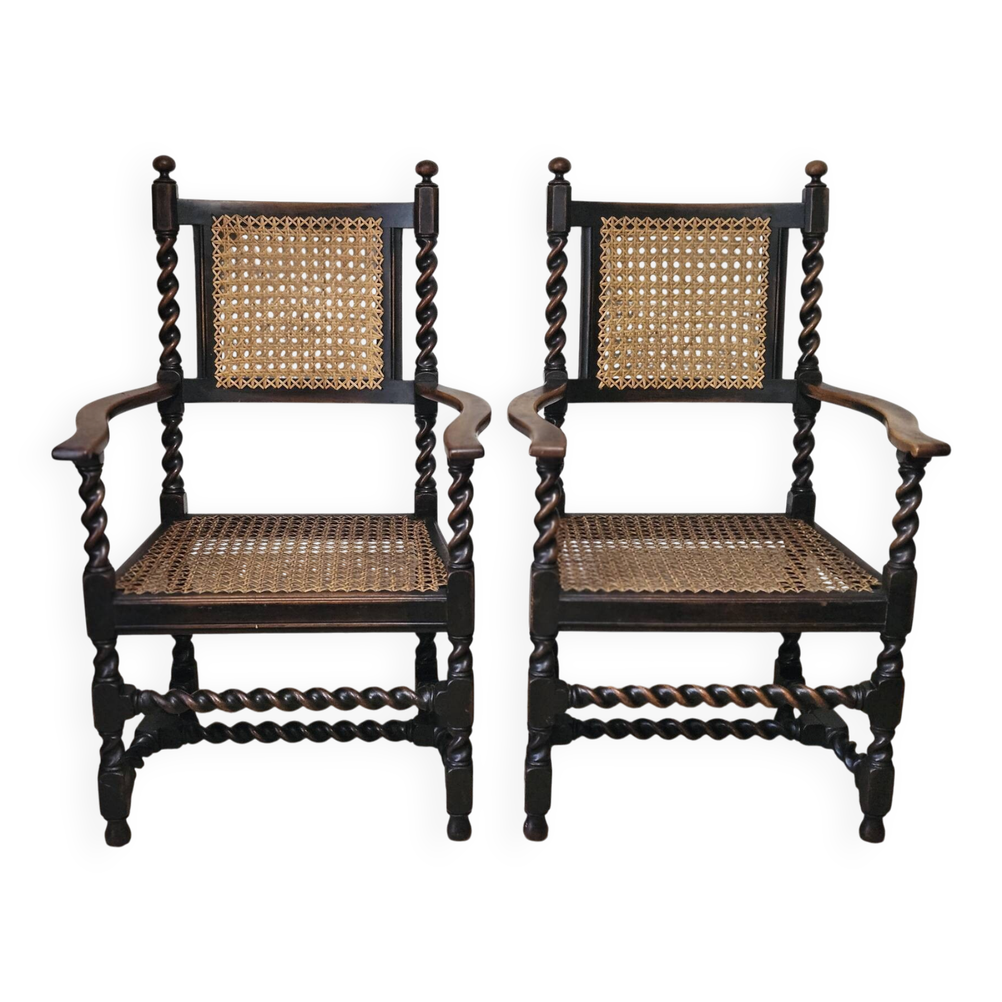 Paire de fauteuils canneés style Louis XIII anciens