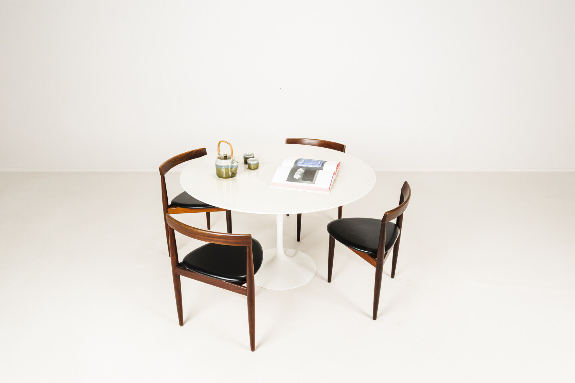 Round marble Tulip dining table by Eero Saarinen, 2000s