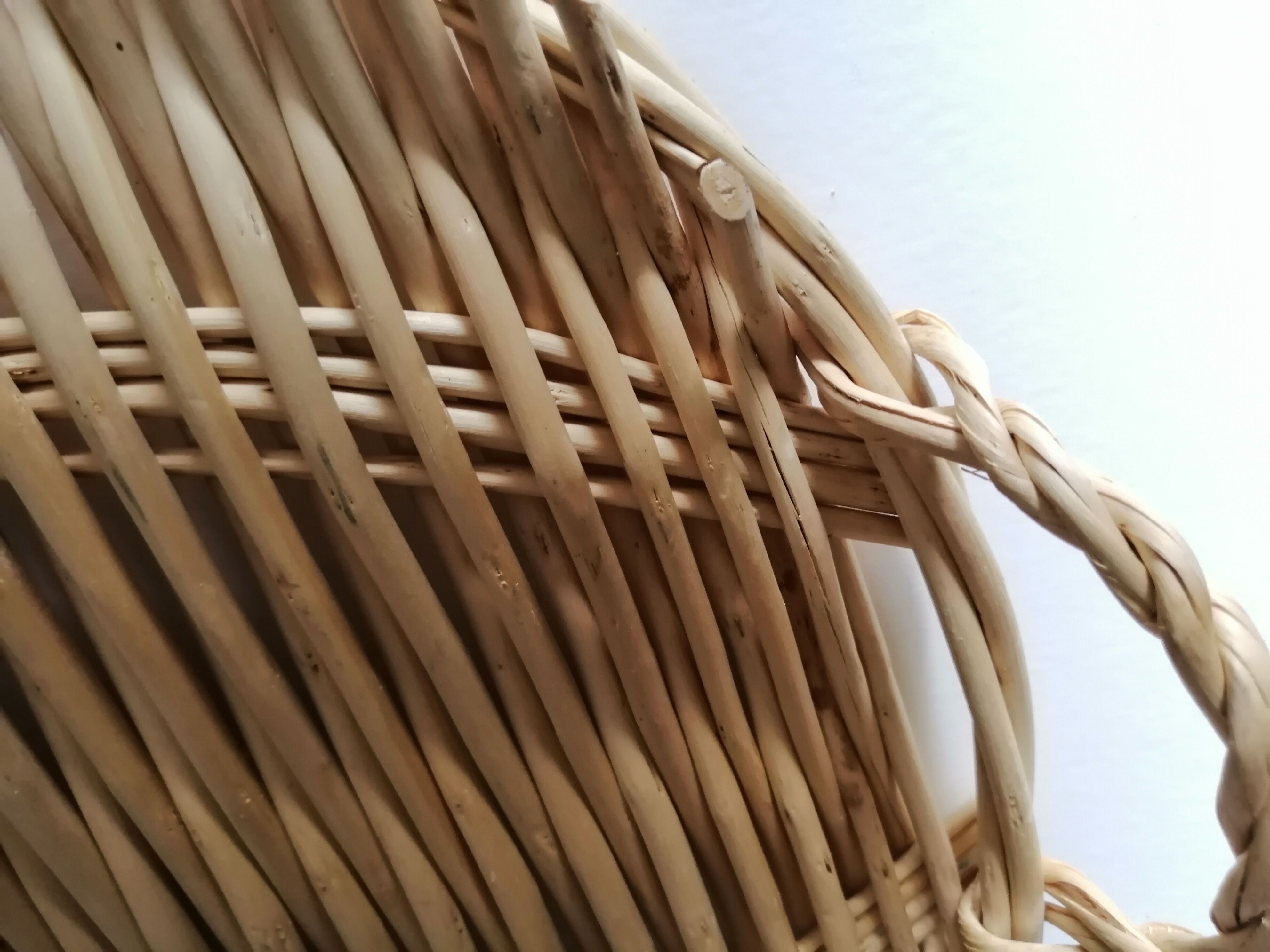 Round rattan tray