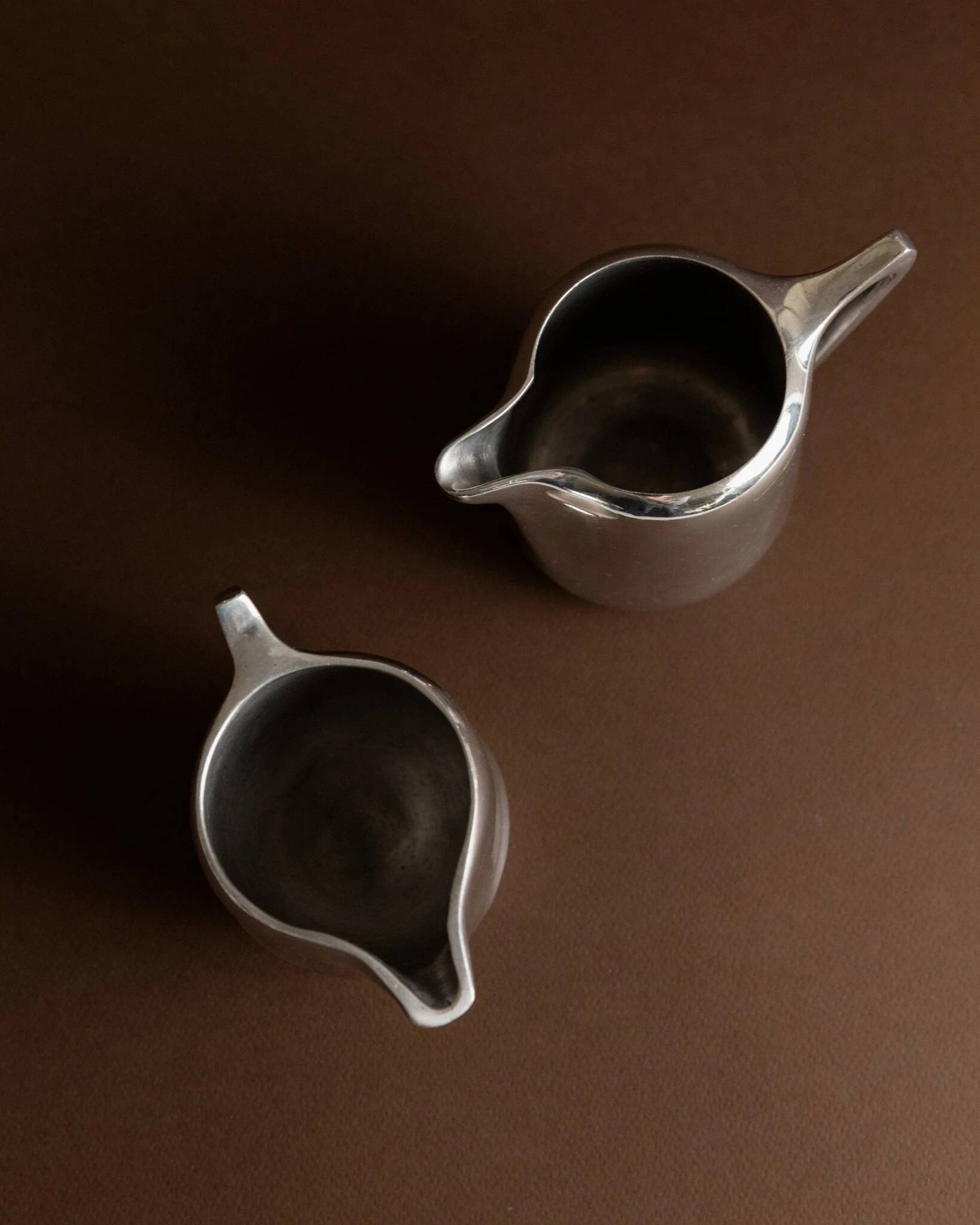 Two argent aluminium Art Nouveau sauce boats by Newmaid Picquot Ware, England 1950s - set of 2