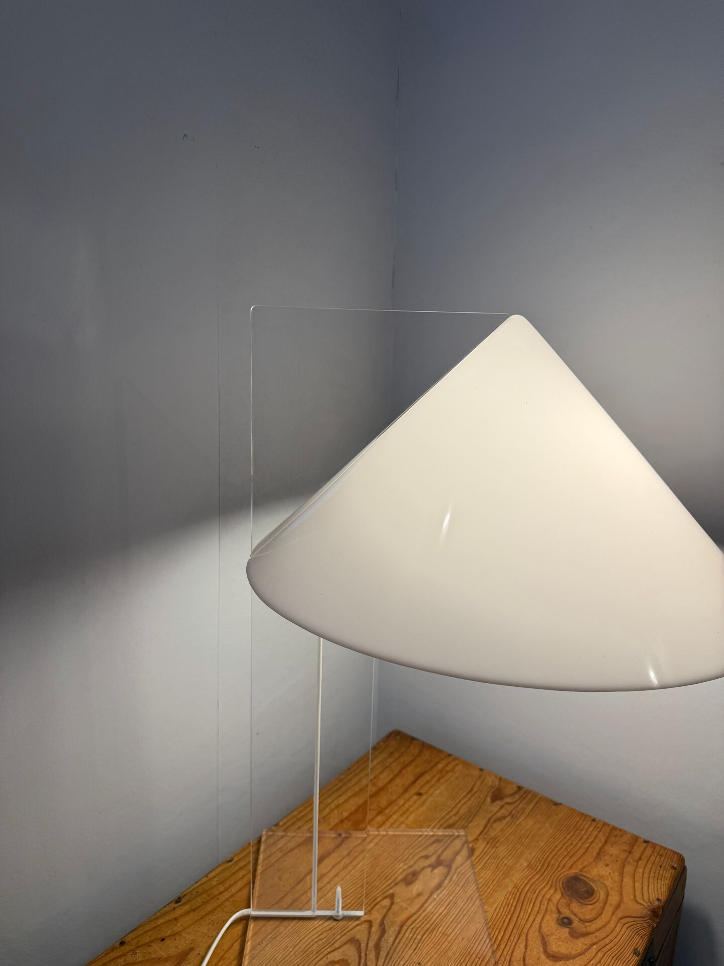 Minimalist design table lamp Harco Loor in plexiglass and perspex