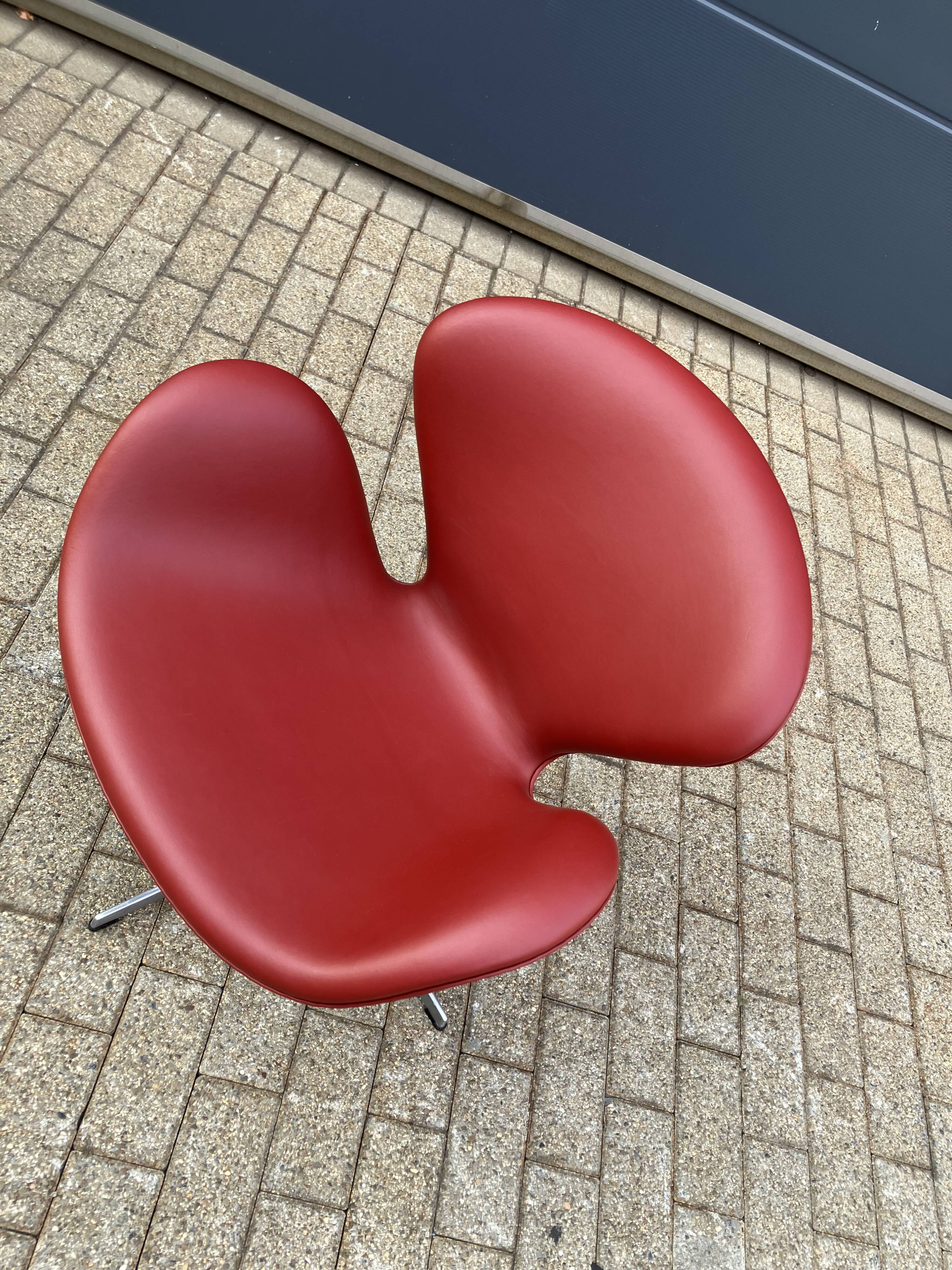 Fritz Hansen Swan chair in Indian Red leather, NEW!!!