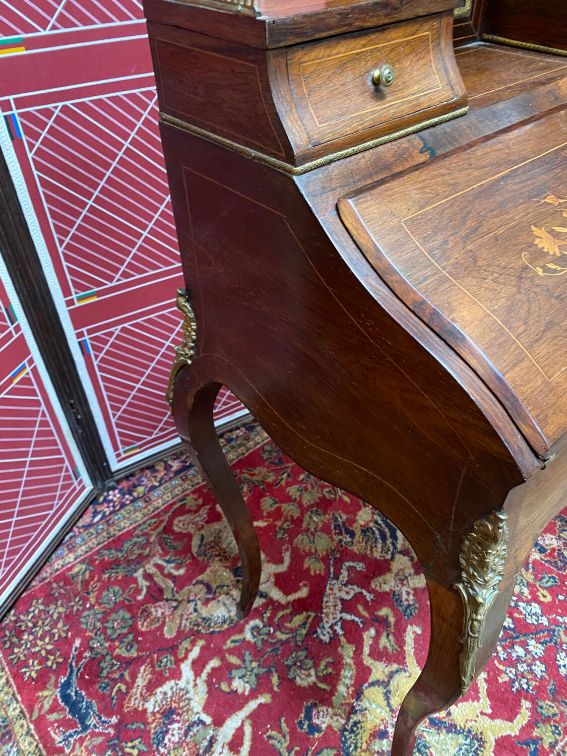 Wriitng desk laiding Louis XV style with secret compartment