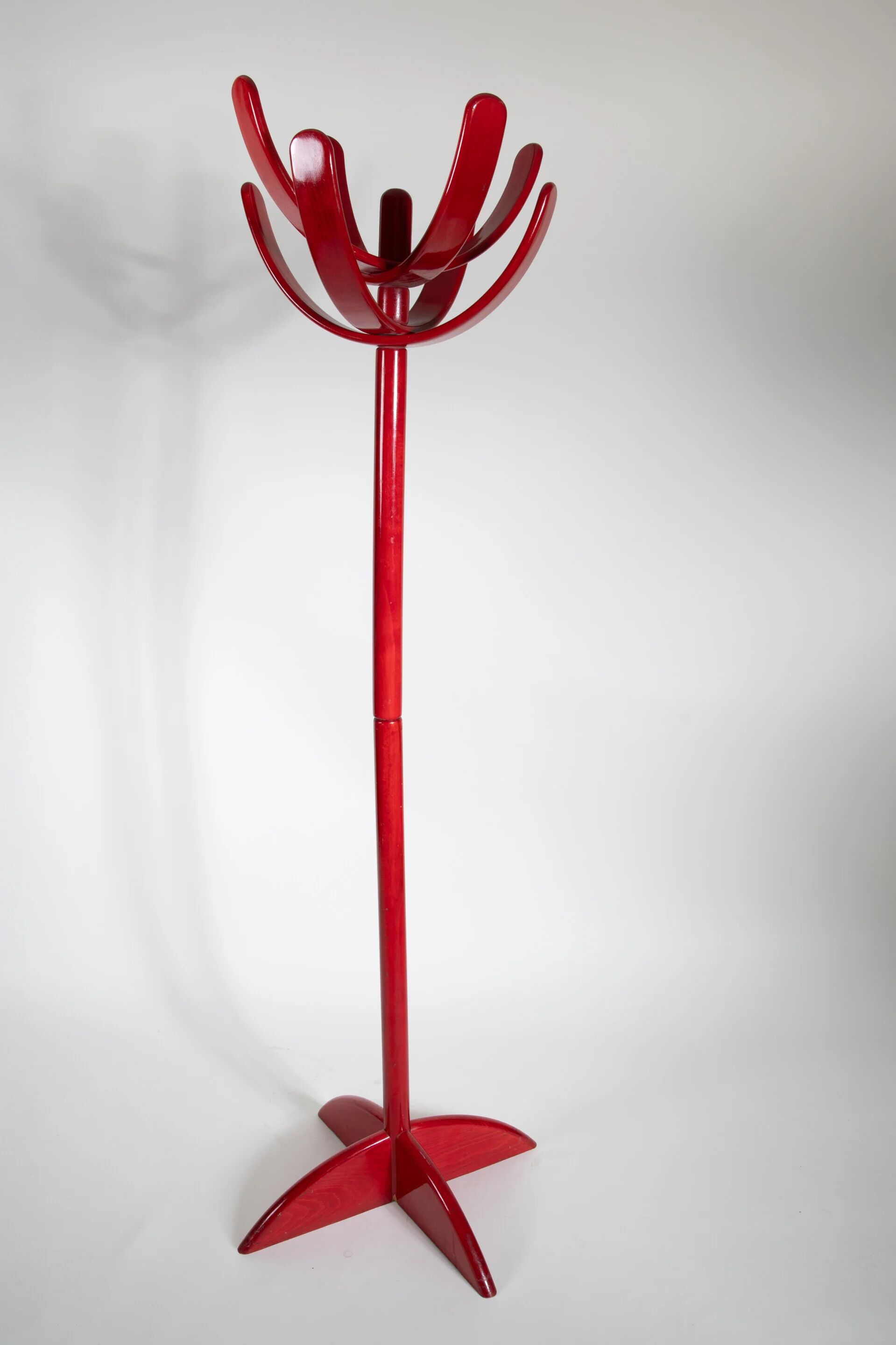 Porte-manteau italien de Mauro Pasquinelli en bois laqué rouge, années 1960
