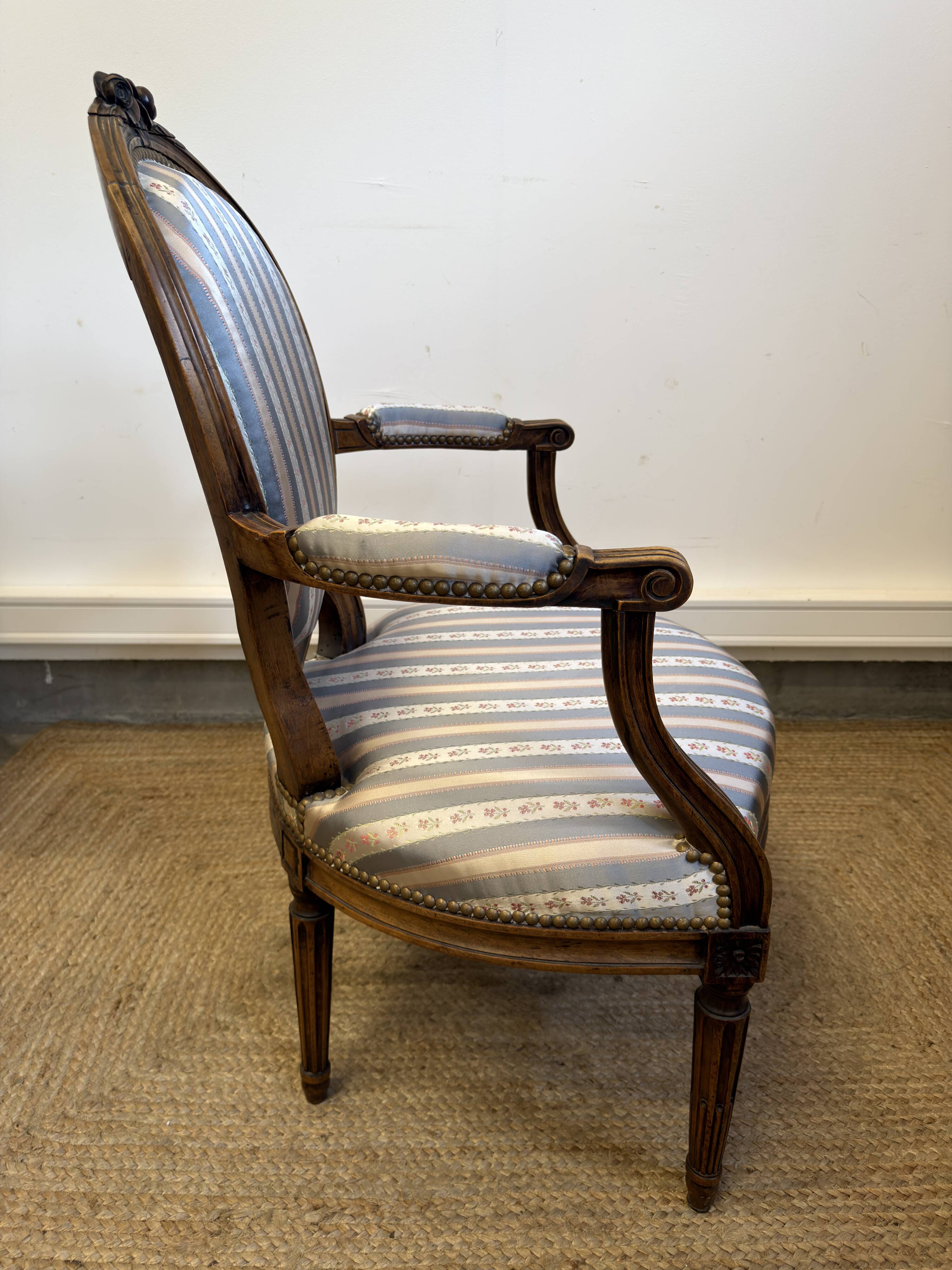 Fauteuil cabriolet médaillon de style Louis XVI