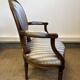 Fauteuil cabriolet médaillon de style Louis XVI