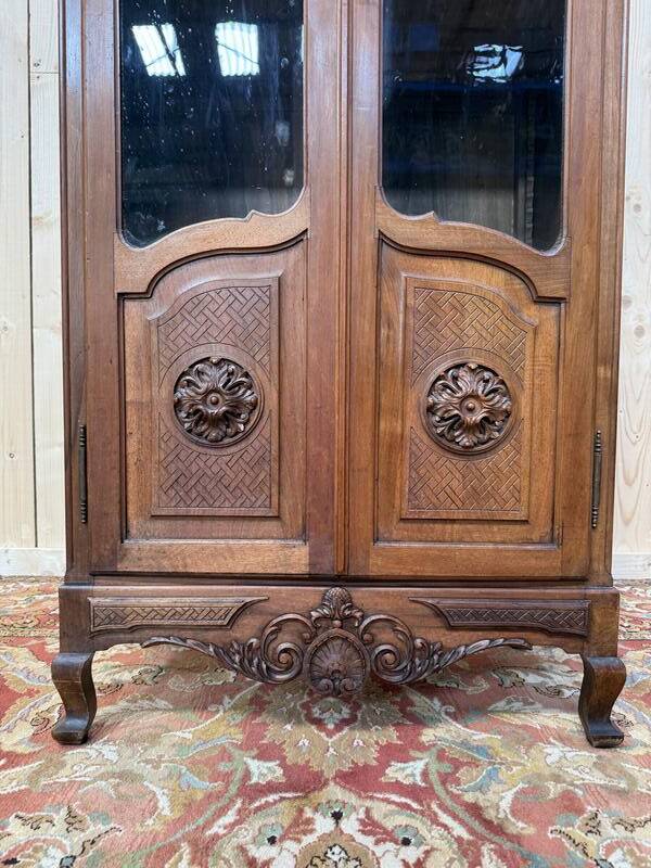 Vitrine - Bibliotheque étroite de style Louis XV en noyer