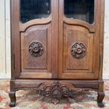 Vitrine - Bibliotheque étroite de style Louis XV en noyer