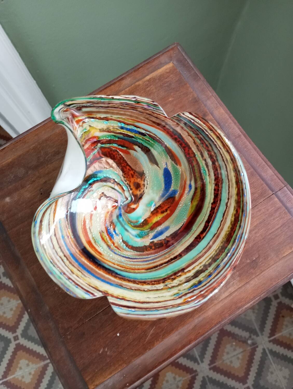 Iridescent glass empty pocket