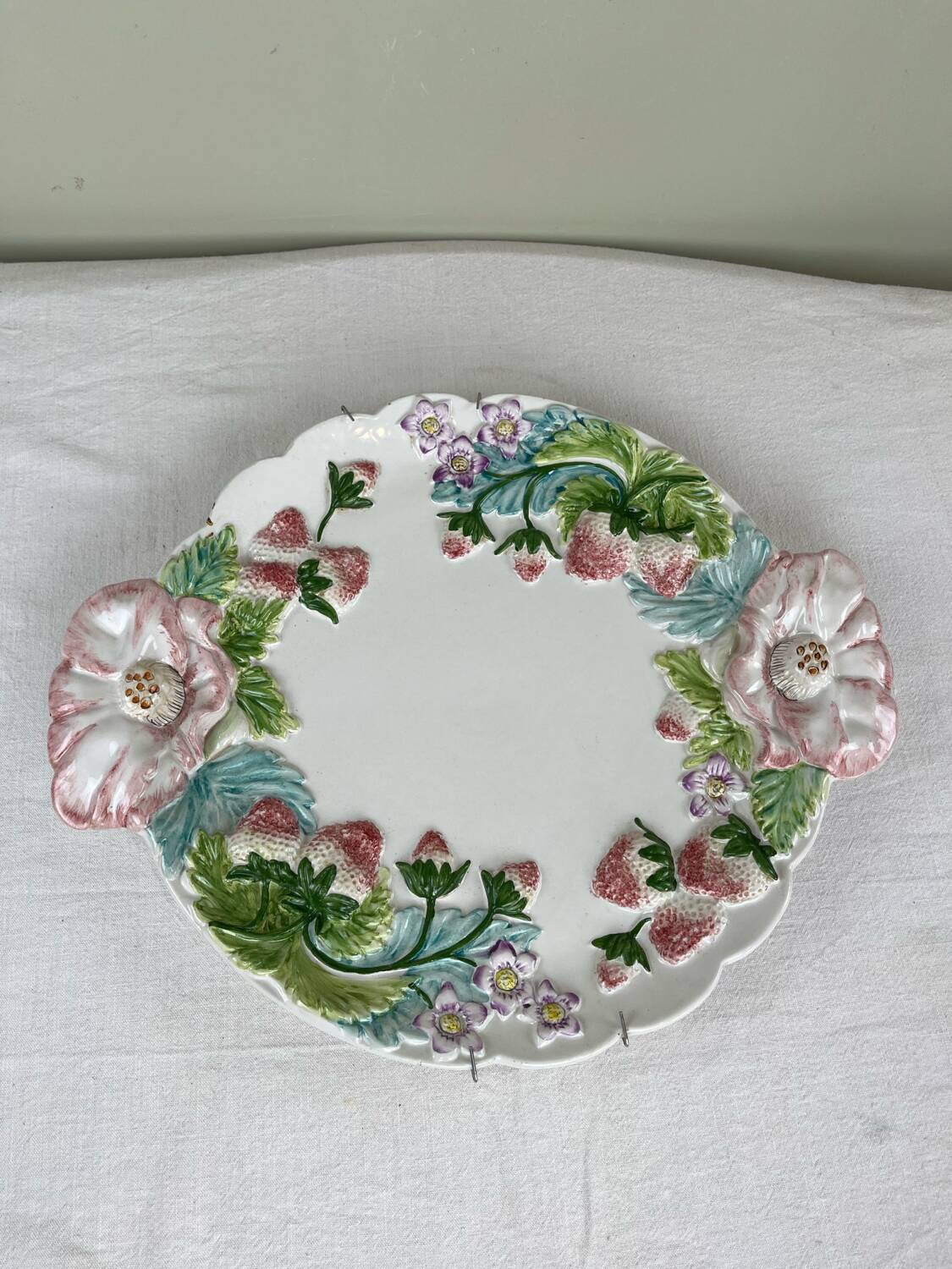 Serving dish in earthenware