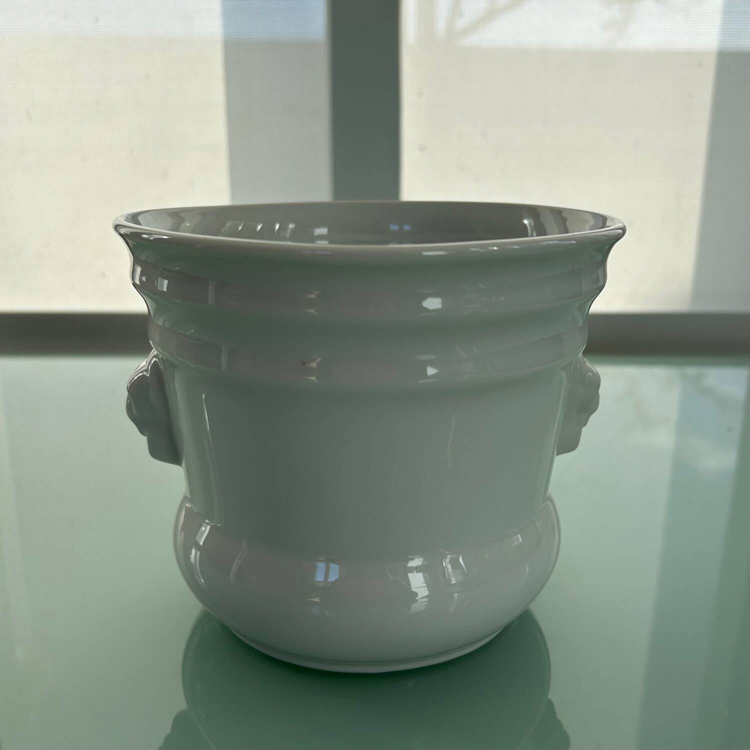 White porcelain cache-pot