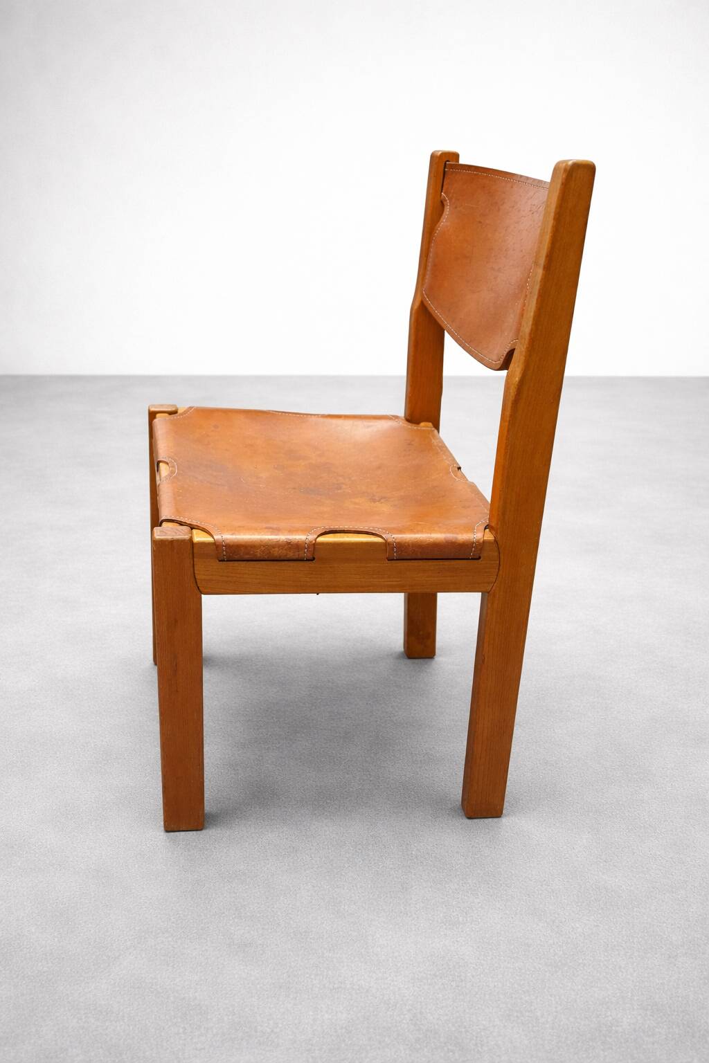 Set of 4 chairs from the 1960s in elm and patinated leather.