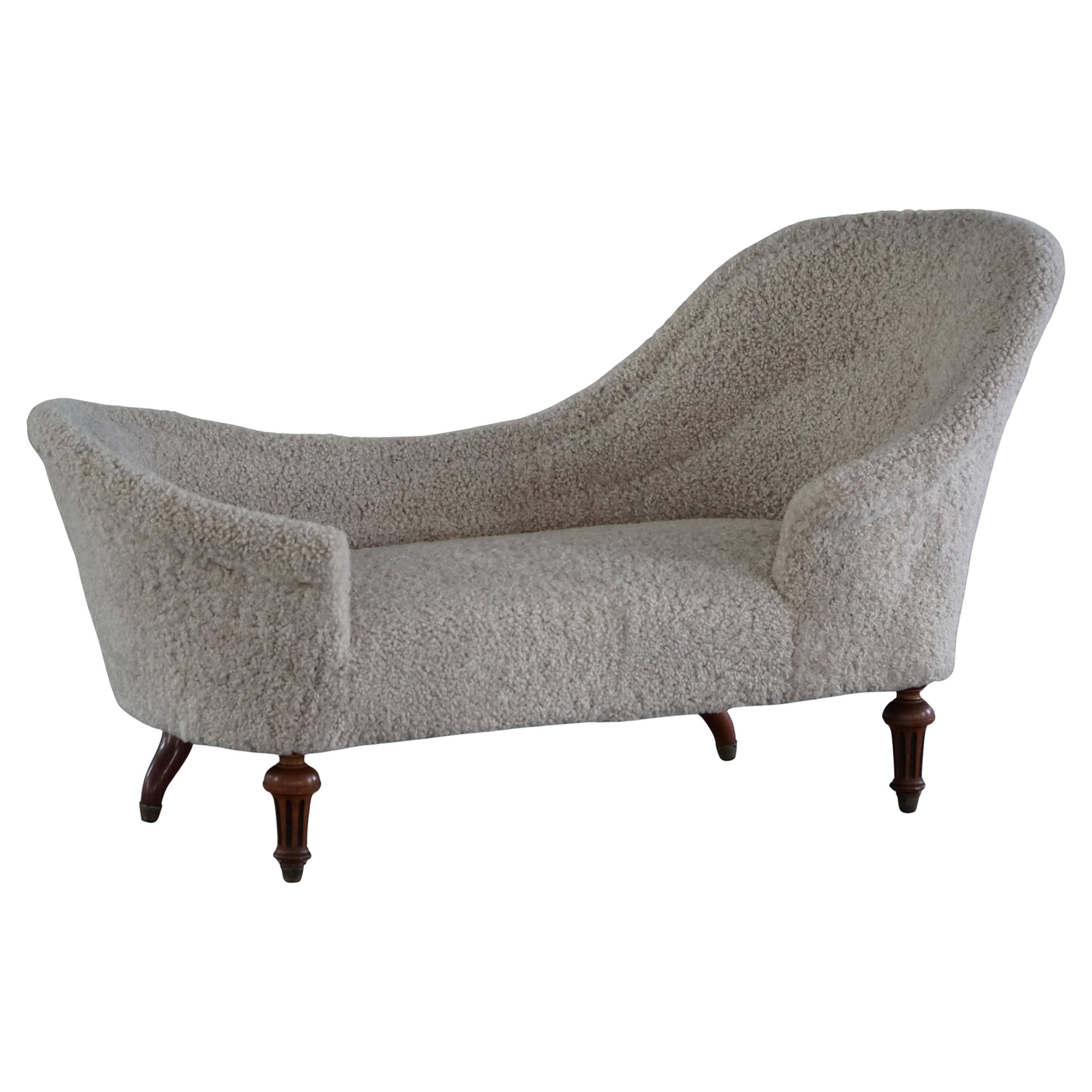 Antique Danish sculptural chaise longue from the 19th century, reupholstered in lambswool.