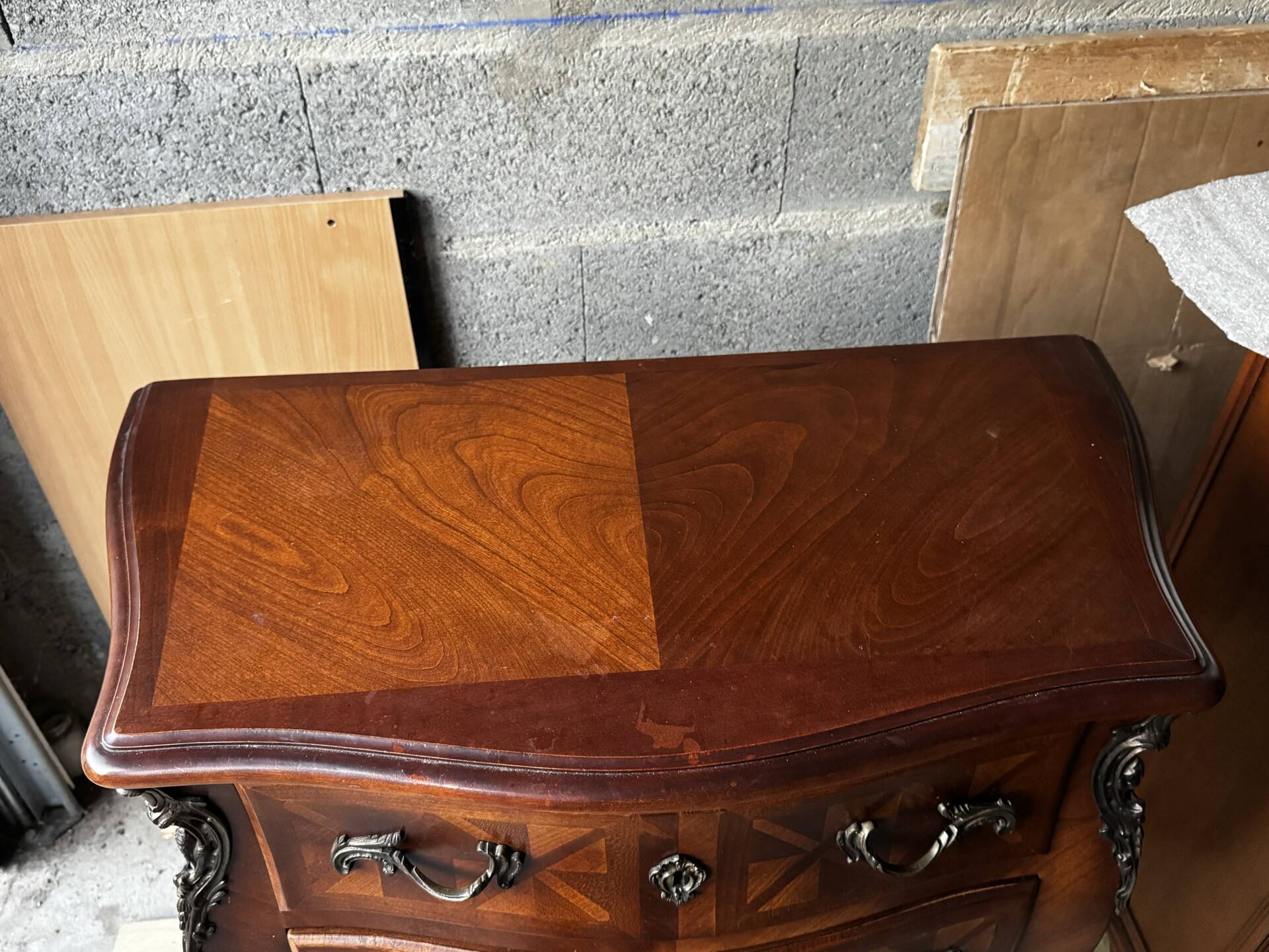 Commode galbée